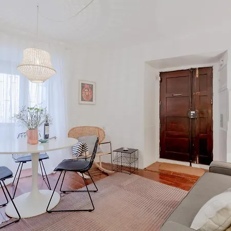 Typical Alfama Apartment, By Timecooler * Lissabon