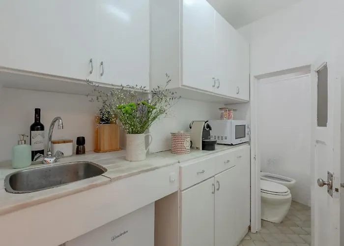 Typical Alfama Apartment, By Timecooler شقة *